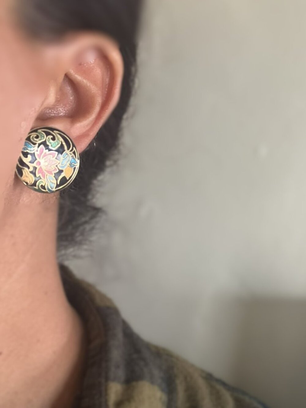 Vintage Cloisonné Enamel Round Dome Stud Earrings Lotus Flower Black Gold Boho - Picture 5 of 5